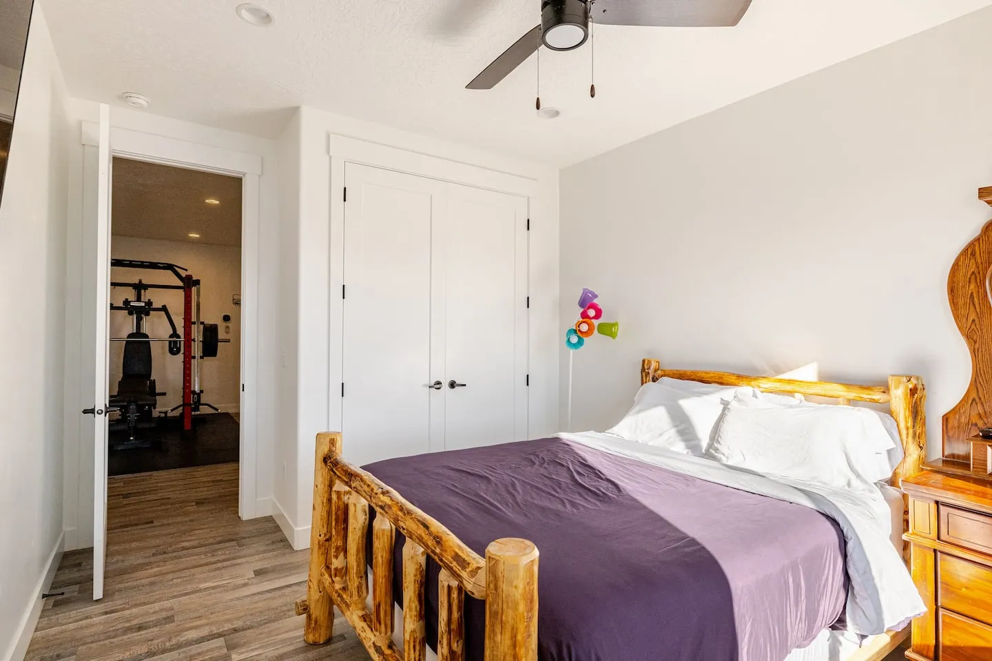 Bedroom with a log-frame bed